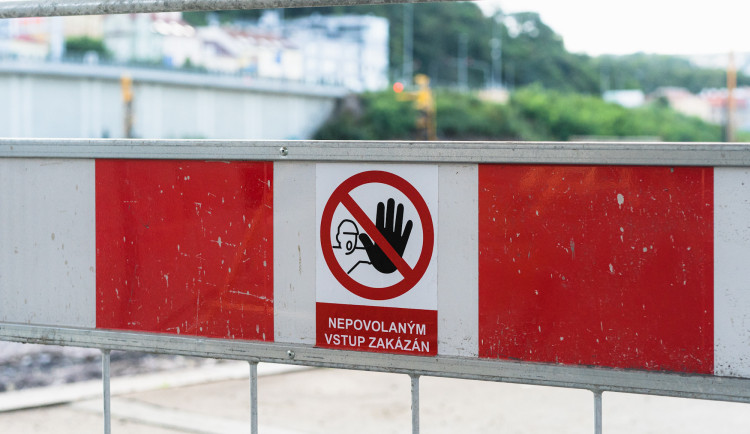 Silničáři museli uzavřít část Bauerovy ulice v Brně. Praskl vodovod, opravy potrvají měsíc