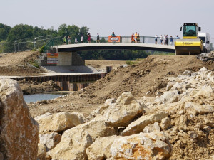 Plavební komora u Sudoměřic umožní plout lodím do Hodonína. Její stavba je téměř v polovině