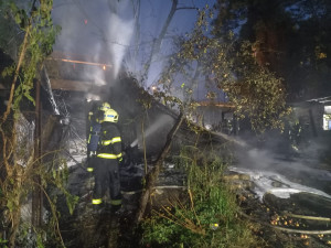 Na jihu Brna hořely zahradní chatky. Dvě zcela lehly popelem