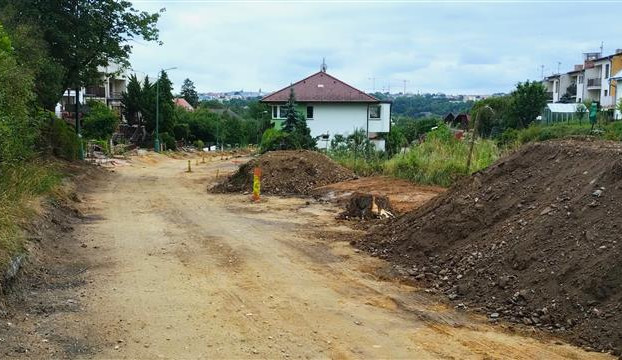 Práce v Hybrálecké ulici pokračují. Dělníci tady budou do konce roku, řidiči musí i nadále po objížďce