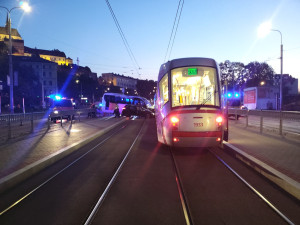 V Brně se srazila šalina s autobusem a osobákem. Čtyři lidé jsou zranění