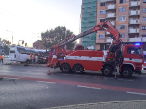 V Brně se srazila šalina s autobusem a osobákem. Čtyři lidé jsou zranění