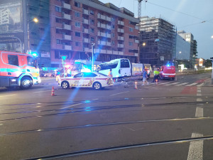 V Brně se srazila šalina s autobusem a osobákem. Čtyři lidé jsou zranění