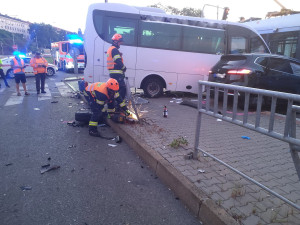 V Brně se srazila šalina s autobusem a osobákem. Čtyři lidé jsou zranění