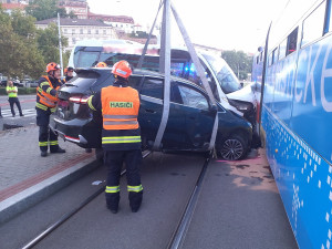 V Brně se srazila šalina s autobusem a osobákem. Čtyři lidé jsou zranění