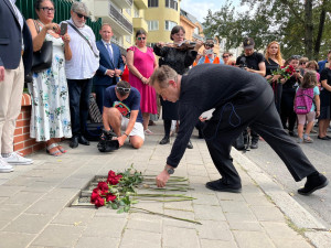 VIDEO: V Brně položili kameny zmizelých. Připomínají obyvatele tří slavných brněnských vil