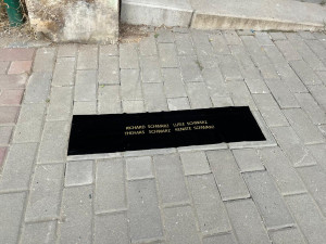 VIDEO: V Brně položili kameny zmizelých. Připomínají obyvatele tří slavných brněnských vil