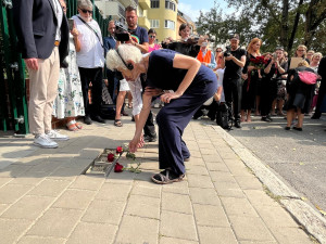 VIDEO: V Brně položili kameny zmizelých. Připomínají obyvatele tří slavných brněnských vil
