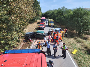 Na Blanensku se srazilo auto s multikárou. Řidič osobáku nepřežil