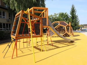 Stavba atletického oválu v Břeclavi finišuje. Školáci si na hřišti zasportují od října, veřejnost na jaře