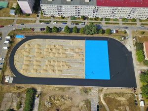 Stavba atletického oválu v Břeclavi finišuje. Školáci si na hřišti zasportují od října, veřejnost na jaře