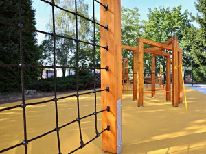 Stavba atletického oválu v Břeclavi finišuje. Školáci si na hřišti zasportují od října, veřejnost na jaře