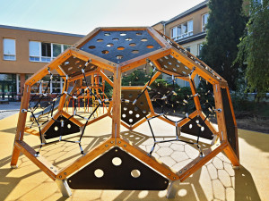 Stavba atletického oválu v Břeclavi finišuje. Školáci si na hřišti zasportují od října, veřejnost na jaře