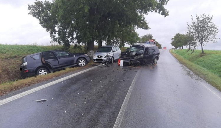 Tři auta v sobě. Hromadná nehoda na Pelhřimovsku skončila zraněním čtyř cestujících
