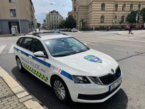 Namol opilý agresor v Brně rozmlátil betonový odpadkový koš. Skončil na záchytce