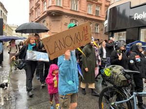 VIDEO: Lidé v Brně protestují proti stavbě lanovky. Plánují přespat před radnicí