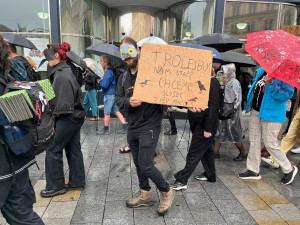 VIDEO: Lidé v Brně protestují proti stavbě lanovky. Plánují přespat před radnicí