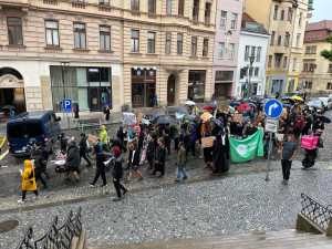 VIDEO: Lidé v Brně protestují proti stavbě lanovky. Plánují přespat před radnicí