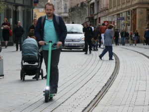 Radní městské části Brno-střed zvažují zákaz elektrokoloběžek v pěší zóně