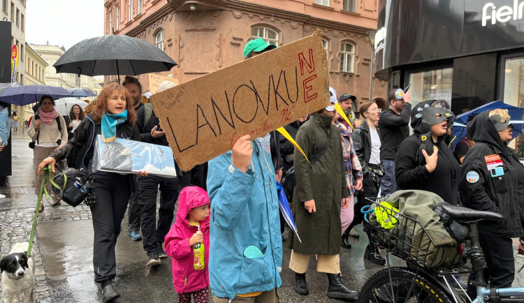 VIDEO: Lidé v Brně protestují proti stavbě lanovky. Plánují přespat před radnicí