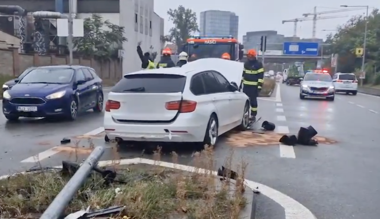 VIDEO: Muž se vyboural v centru Brna při honičce s policií. Vyhýbal se nástupu do vězení