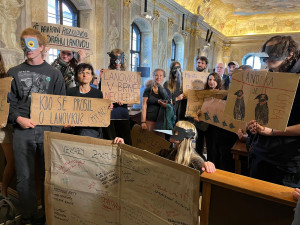 Odpůrci lanovky v Brně přišli na radnici v maskách. Zastupitelé jejich petici berou na vědomí