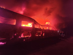 V Boskovicích hořela skladová hala s textilem. Hasiči požár dohašovali dva dny