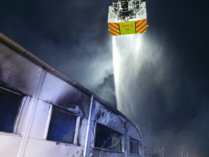 V Boskovicích hořela skladová hala s textilem. Hasiči požár dohašovali dva dny