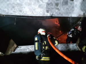 V Boskovicích hořela skladová hala s textilem. Hasiči požár dohašovali dva dny