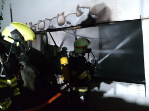 V Boskovicích hořela skladová hala s textilem. Hasiči požár dohašovali dva dny