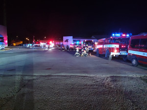 V Boskovicích hořela skladová hala s textilem. Hasiči požár dohašovali dva dny