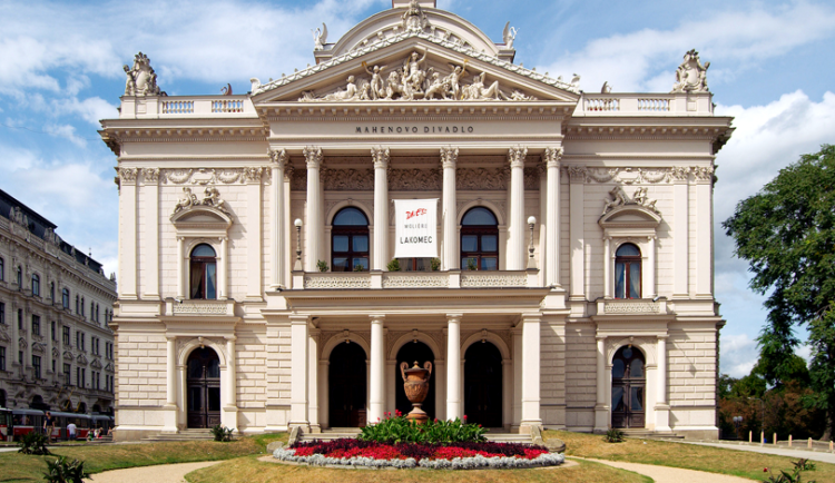 Rekonstrukce brněnského Mahenova divadla pokračuje. Oprav se dočká fasáda i hlediště.