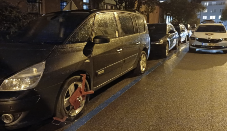 Židenice bojují s odstavenými vraky. V jedné z ulic jim nechaly nasadit botičky