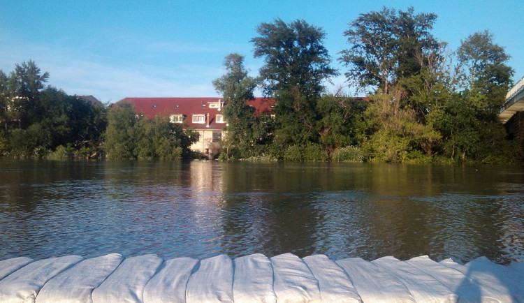 Meteorologové zvýšili výstrahu. K vydatným srážkám a možným povodním se má přidat i silný vítr