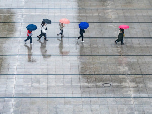 Neprojíždějte zatopené cesty, upozorňují v souvislosti s výstrahou meteorologů strážníci