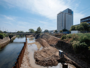 Firma, která staví protipovodňová opatření na Poříčí, odvezla včas stroje. Loni voda bagry pohltila