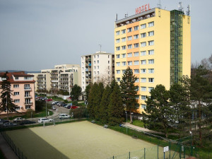 Studenti se museli evakuovat ze dvou budov kolejí v Komárově. Hrozí tam stoletá voda