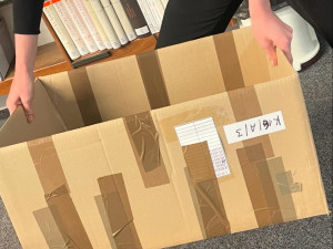 Archiv Fakulty architektury je v ohrožení. Dobrovolníci ho stěhují ze suterénu do vyšších pater