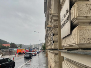 Archiv Fakulty architektury je v ohrožení. Dobrovolníci ho stěhují ze suterénu do vyšších pater