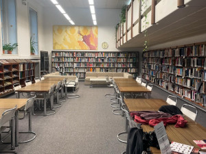 Archiv Fakulty architektury je v ohrožení. Dobrovolníci ho stěhují ze suterénu do vyšších pater