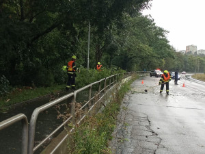 Cyklostezky v Brně jsou na mnoha místech pod vodou. Strážníci kontrolují problematická místa