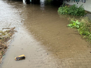 Cyklostezky v Brně jsou na mnoha místech pod vodou. Strážníci kontrolují problematická místa