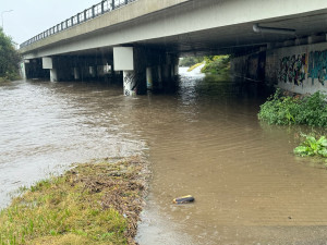 Cyklostezky v Brně jsou na mnoha místech pod vodou. Strážníci kontrolují problematická místa