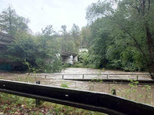 Třetí povodňový stupeň hlásí také Svitava v Bílovicích. Řeka má kulminovat v neděli večer