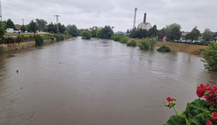 Třetí stupeň povodňové aktivity hlásí Svratka v Židlochovicích a Bělá na Blanensku
