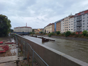 Hasiči vyjížděli během jediného dne k 930 zásahům. Nechoďte k rozvodněným řekám, varují