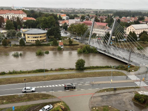 Hasiči vyjížděli během jediného dne k 930 zásahům. Nechoďte k rozvodněným řekám, varují