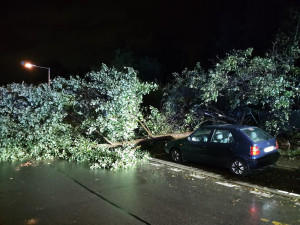 Hasiči vyjížděli během jediného dne k 930 zásahům. Nechoďte k rozvodněným řekám, varují