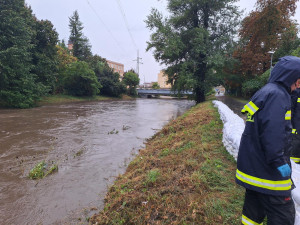 Hasiči vyjížděli během jediného dne k 930 zásahům. Nechoďte k rozvodněným řekám, varují