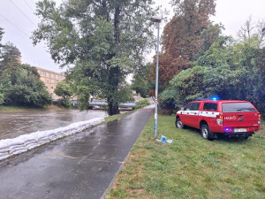 Hasiči vyjížděli během jediného dne k 930 zásahům. Nechoďte k rozvodněným řekám, varují